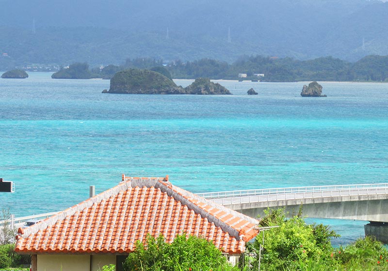 レンタカーで沖縄をドライブ 北部 今帰仁村 古宇利島の橋と琉球家屋の景色