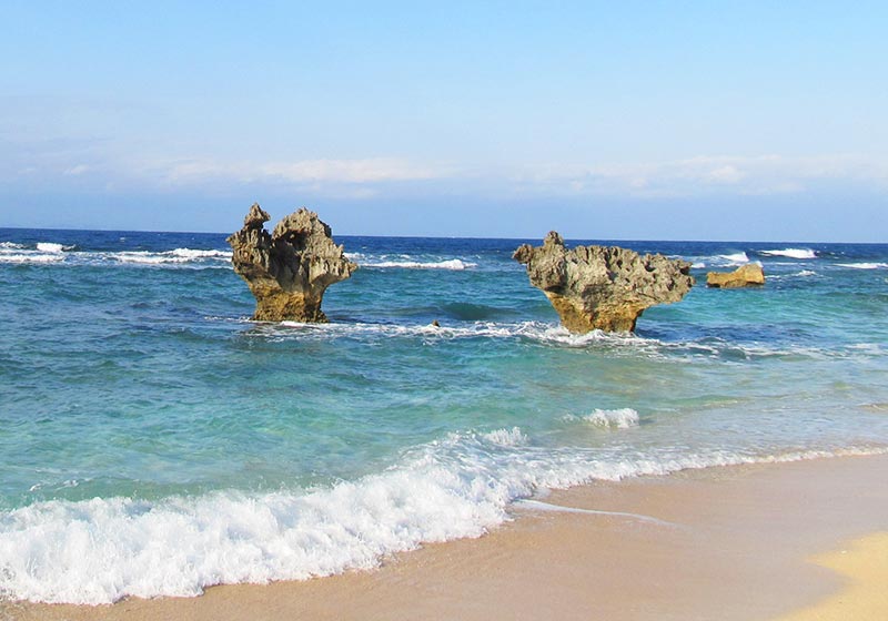 レンタカーで沖縄をドライブした写真 北部 古宇利島のハートロックの写真