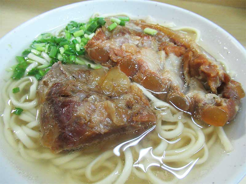 那覇市 公設市場近くの沖縄そばの店「いなか」のソーキそば