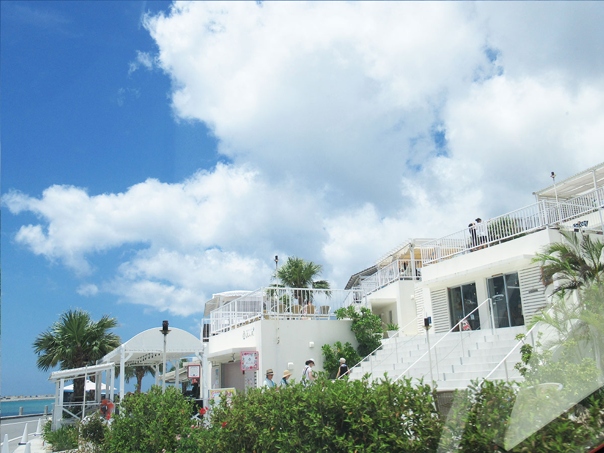 沖縄南部瀬長島ウミカジテラスを下から見る